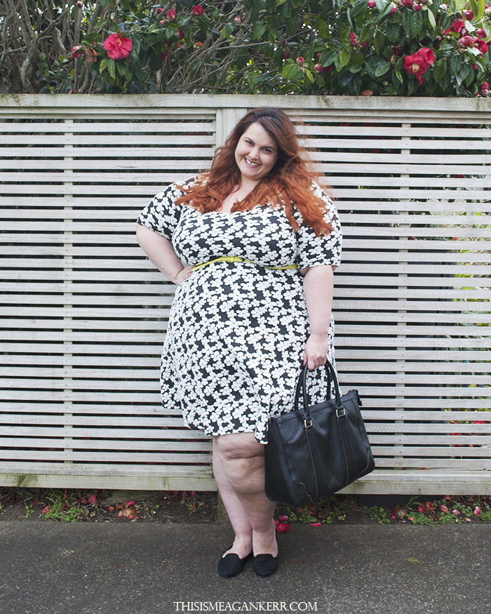 This is Meagan Kerr WIWT textured daisy dress monochrome floral spring plus size fashion fit and flare fatshion 