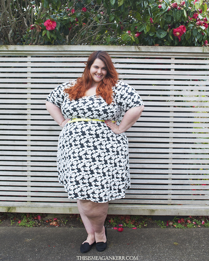 This is Meagan Kerr WIWT textured daisy dress monochrome floral spring plus size fashion fit and flare fatshion