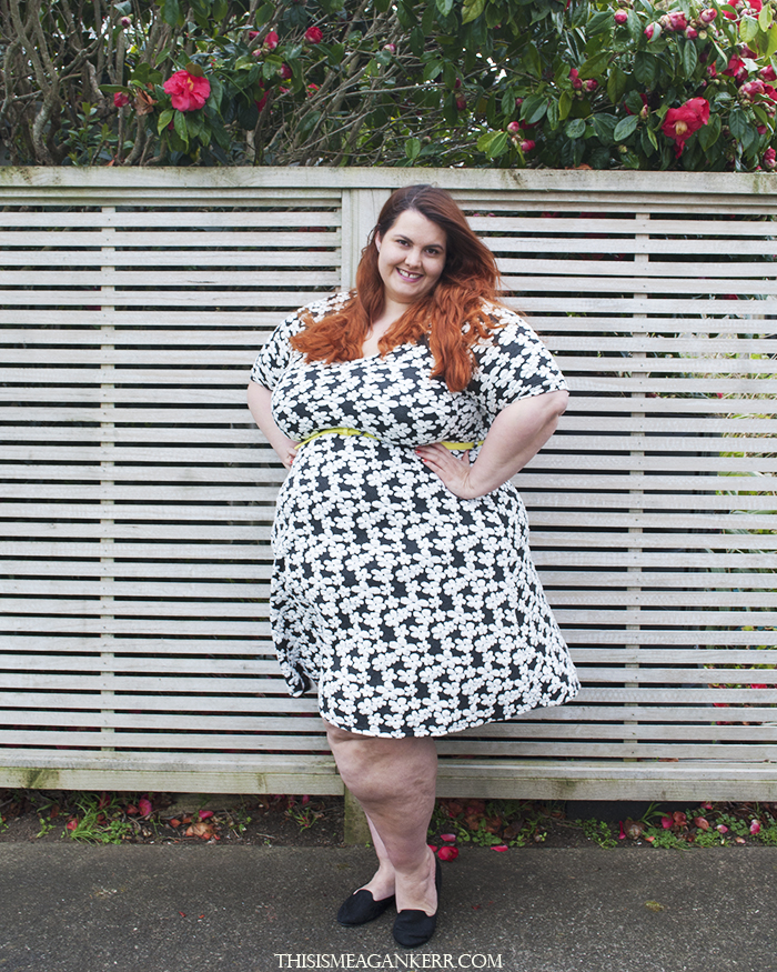 This is Meagan Kerr WIWT textured daisy dress monochrome floral spring plus size fashion fit and flare fatshion