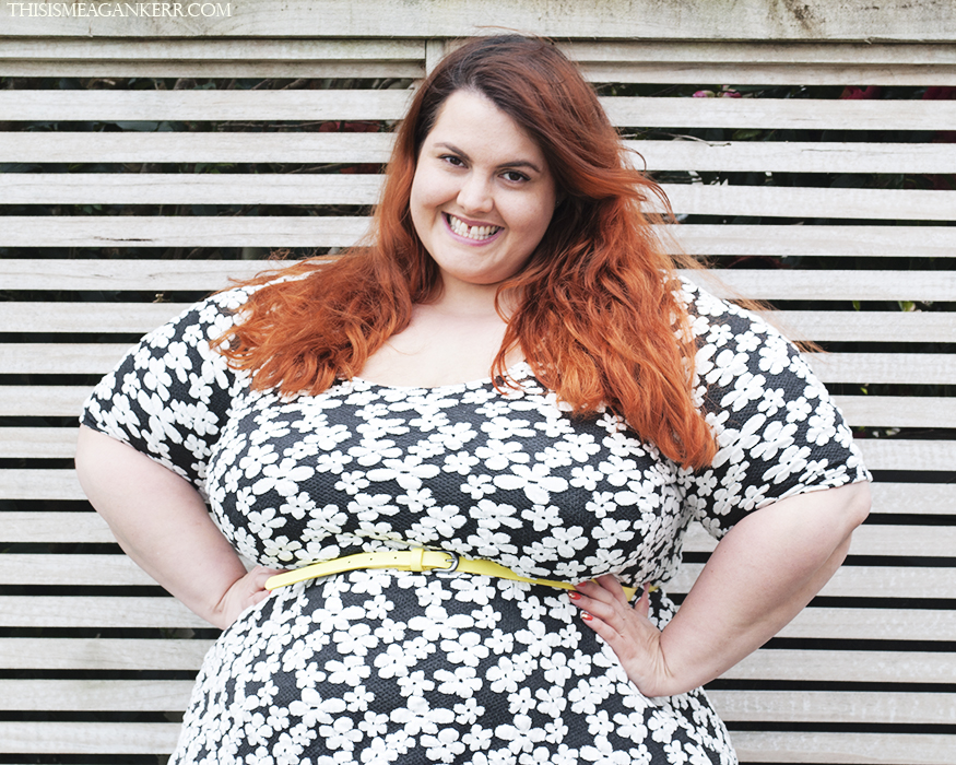 This is Meagan Kerr WIWT textured daisy dress monochrome floral spring plus size fashion fit and flare fatshion