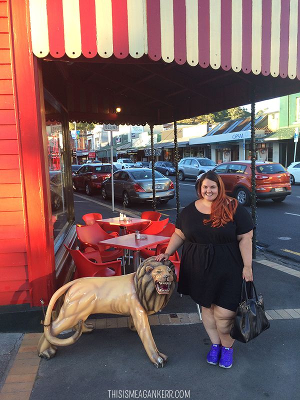 Date Night Meagan Kerr 17 Sundays Shirt Dress Circus Circus Cafe Lion Statue