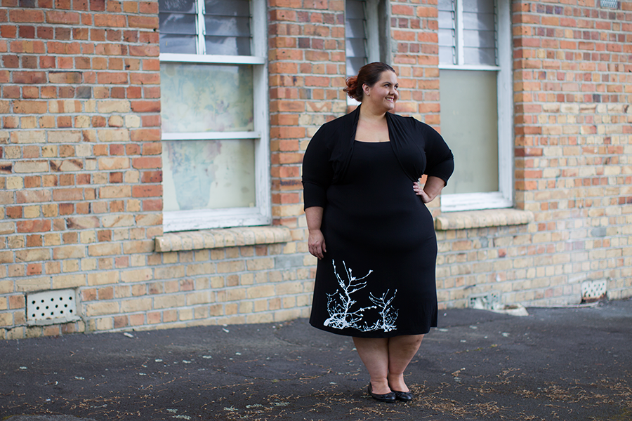NZ plus size blogger Meagan Kerr wears Cashews Printed Dress and HSL Travellers Shrug from Zebrano