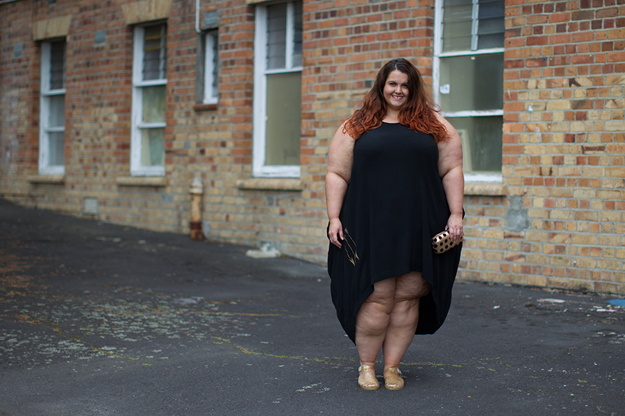 NZ plus size blogger Meagan Kerr wears Deeanne Hobbs Arrow Balloon Dress from Zebrano