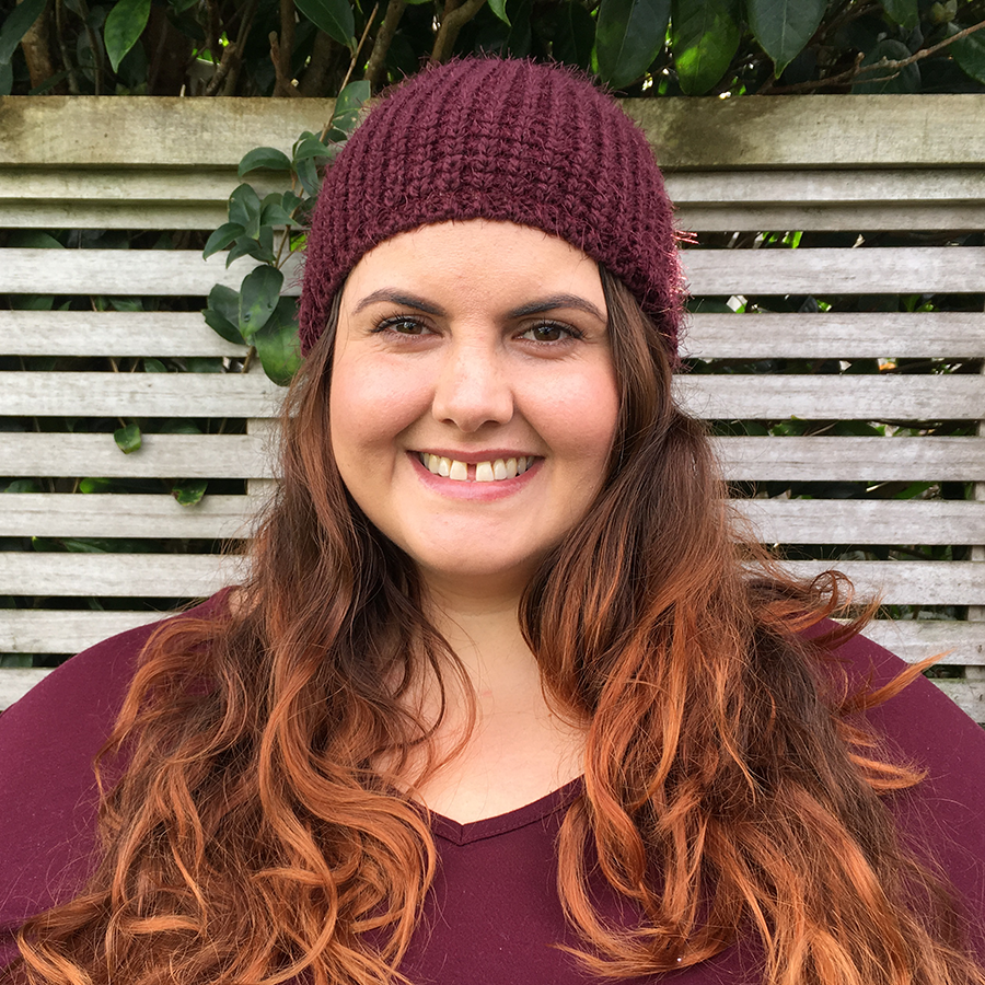 New Zealand plus size blogger Meagan Kerr wears wine beanie, top and tote
