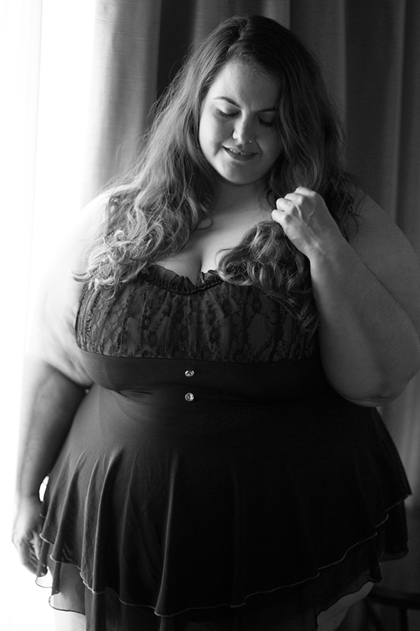 New Zealand style blogger Meagan Kerr wears plus size lingerie from Curvy Girl Lingerie