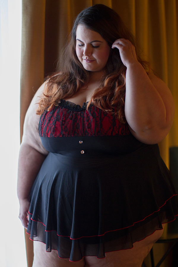 New Zealand style blogger Meagan Kerr wears plus size lingerie from Curvy Girl Lingerie