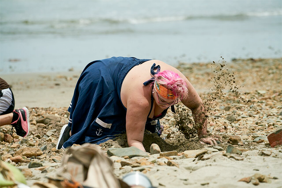 Hannah digging in the first challenge on Survivor New Zealand / Photo: Scott McAulay