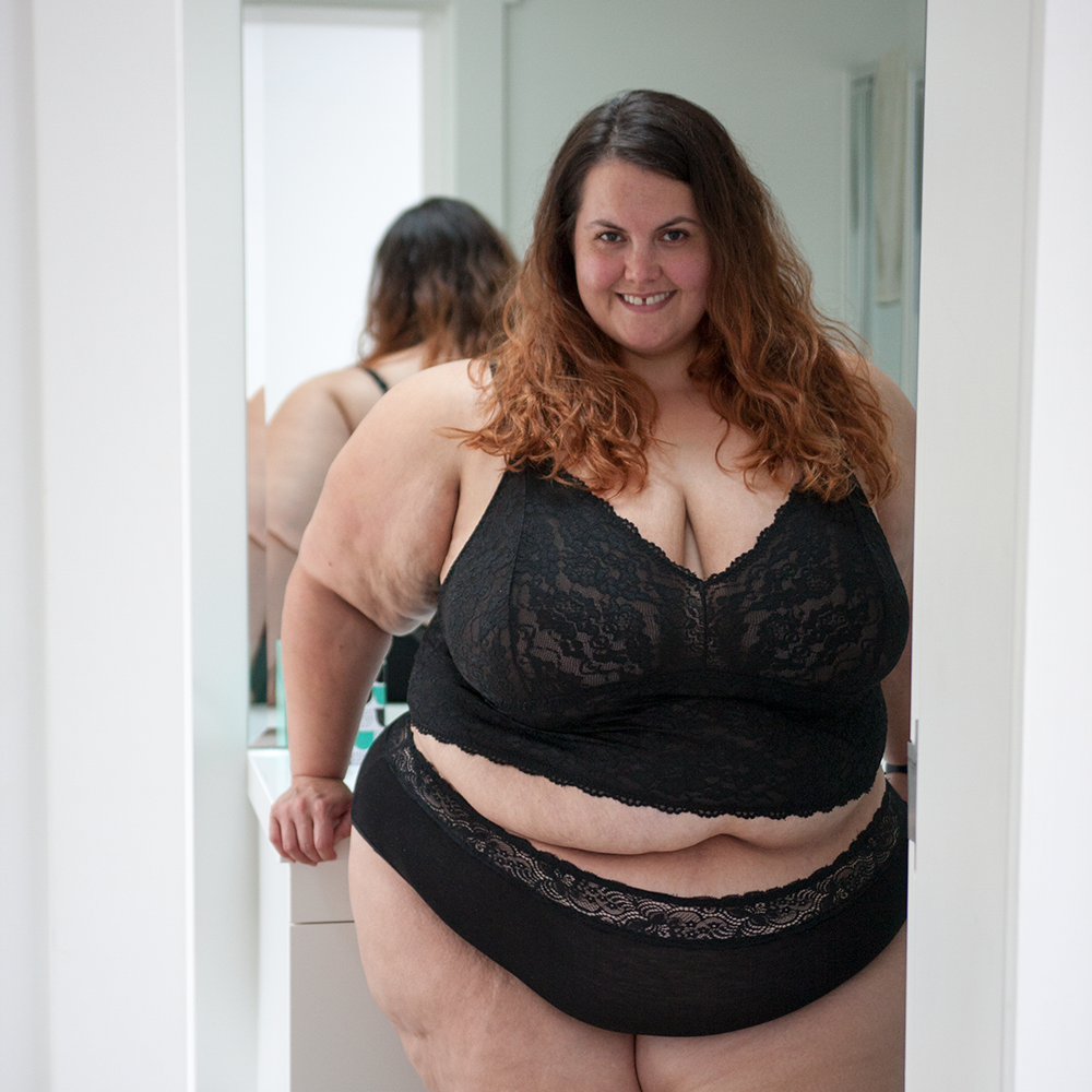 New Zealand plus size fashion blogger Meagan Kerr wears Modibodi Period Underwear