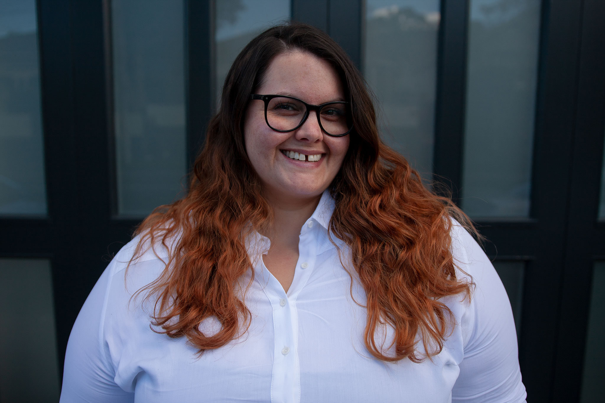 New Zealand plus size blogger Meagan Kerr wears 17 Sundays Basic Longline White Button Up Shirt, Alexa Glasses from Specsavers. Photo by Doug Peters / Ambient Light
