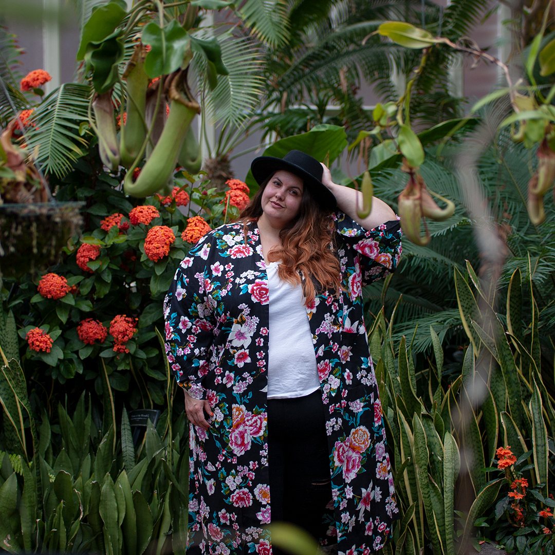 New Zealand plus size fashion blogger Meagan Kerr wears V-Neck Tee from Torrid, Warpaint Joggers from 17 Sundays and Floral Kimono Duster from Hope & Harvest with ASOS DESIGN Wide Brim Pork Pie Hat from ASOS