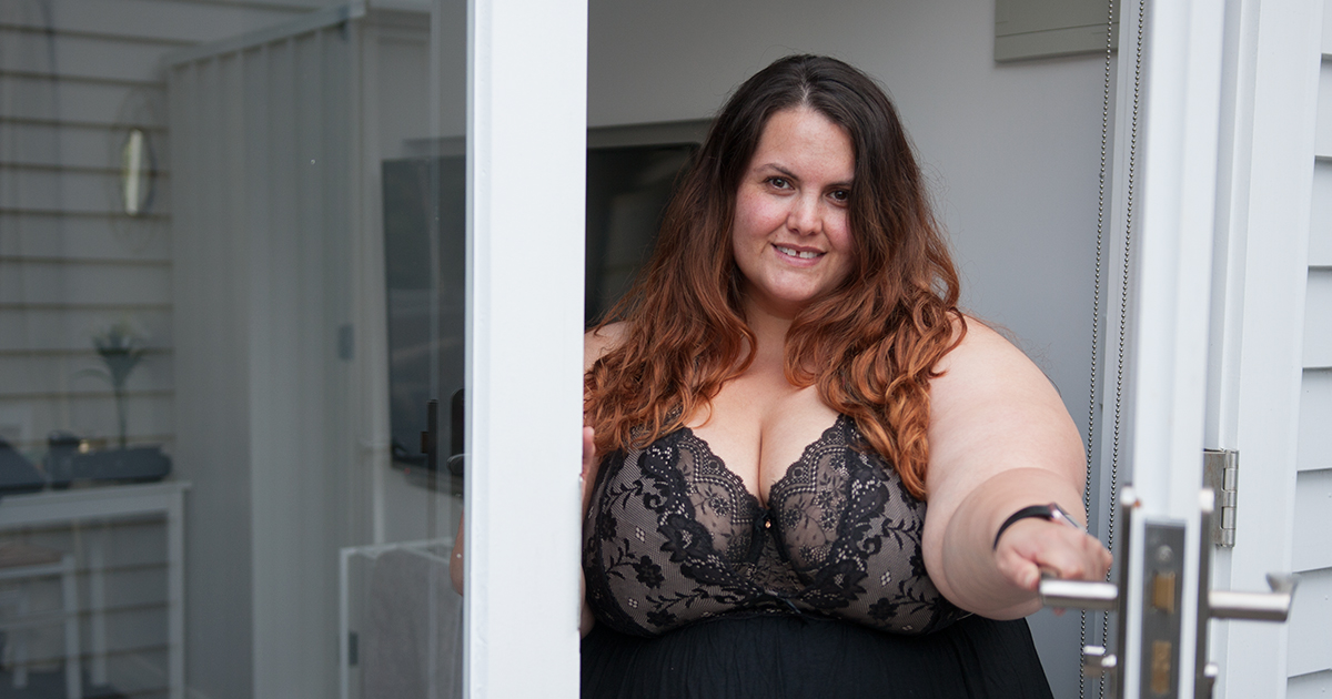 New Zealand plus size fashion blogger Meagan Kerr wears Elomi Tia bra and Hips & Curves Super Soft and Comfy Halter Chemise