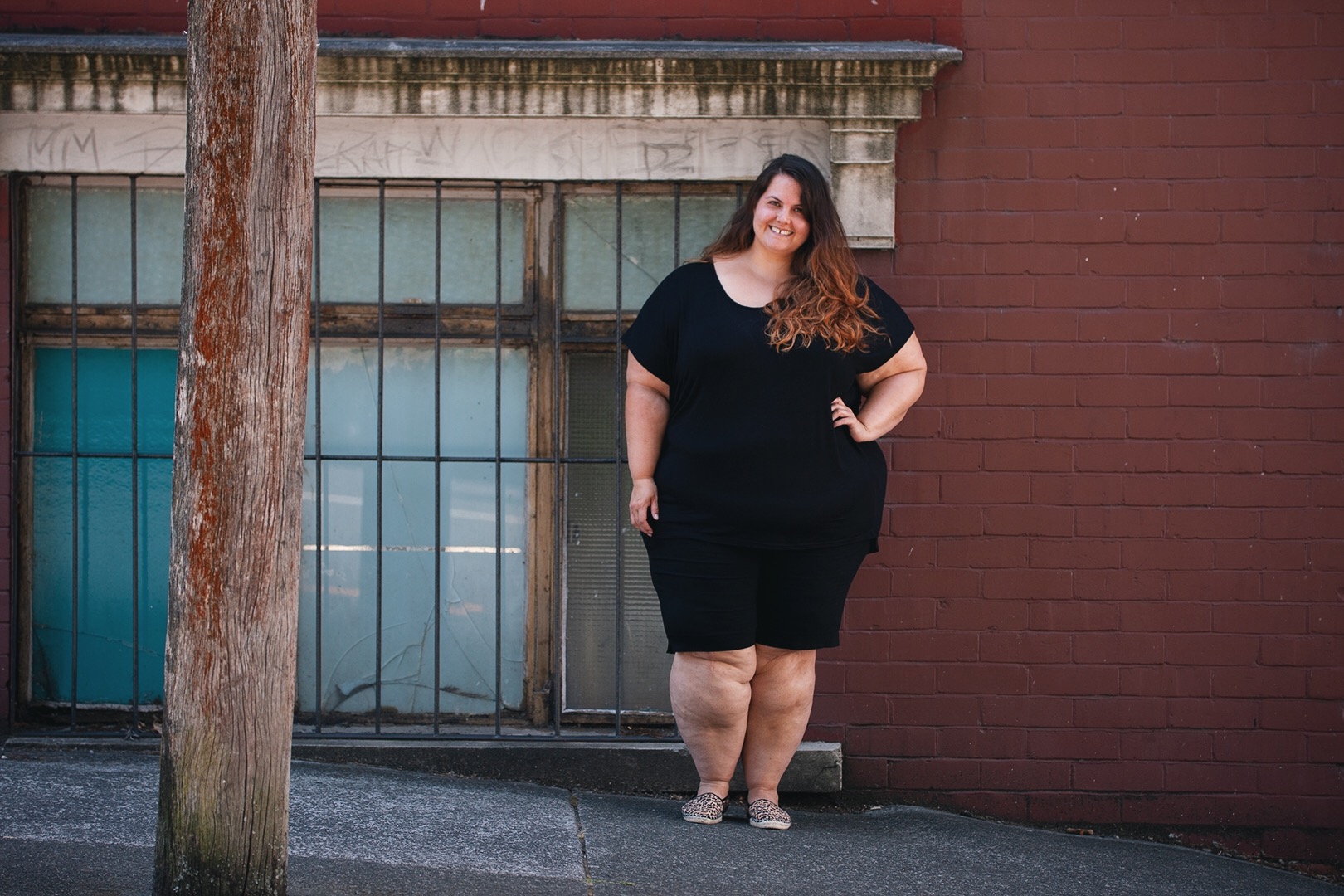 New Zealand plus size blogger Meagan Kerr wears Boohoo Plus Oversized Tee and Autograph Super Stretch Shorts