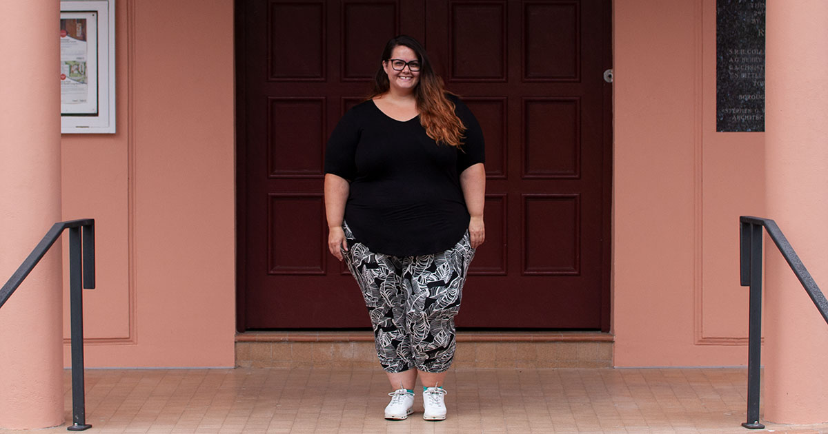 New Zealand plus size blogger Meagan Kerr wears Anko black and white leaf print cropped pants from Kmart