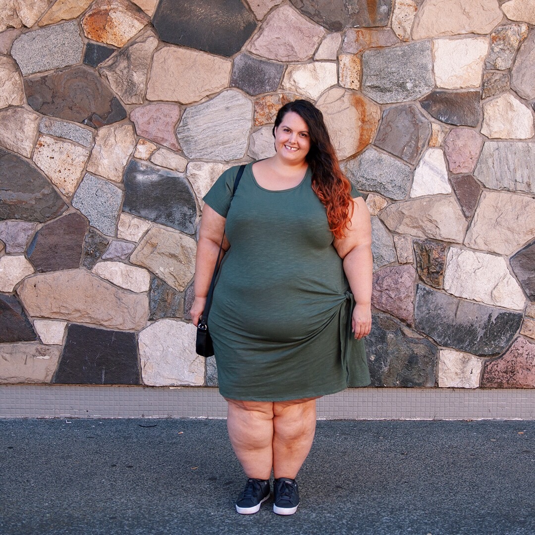 New Zealand plus size fashion blogger Meagan Kerr wears 17 Sundays Basic Tie Front Dress in Olive and Velvet Heartbeat Winona bag 