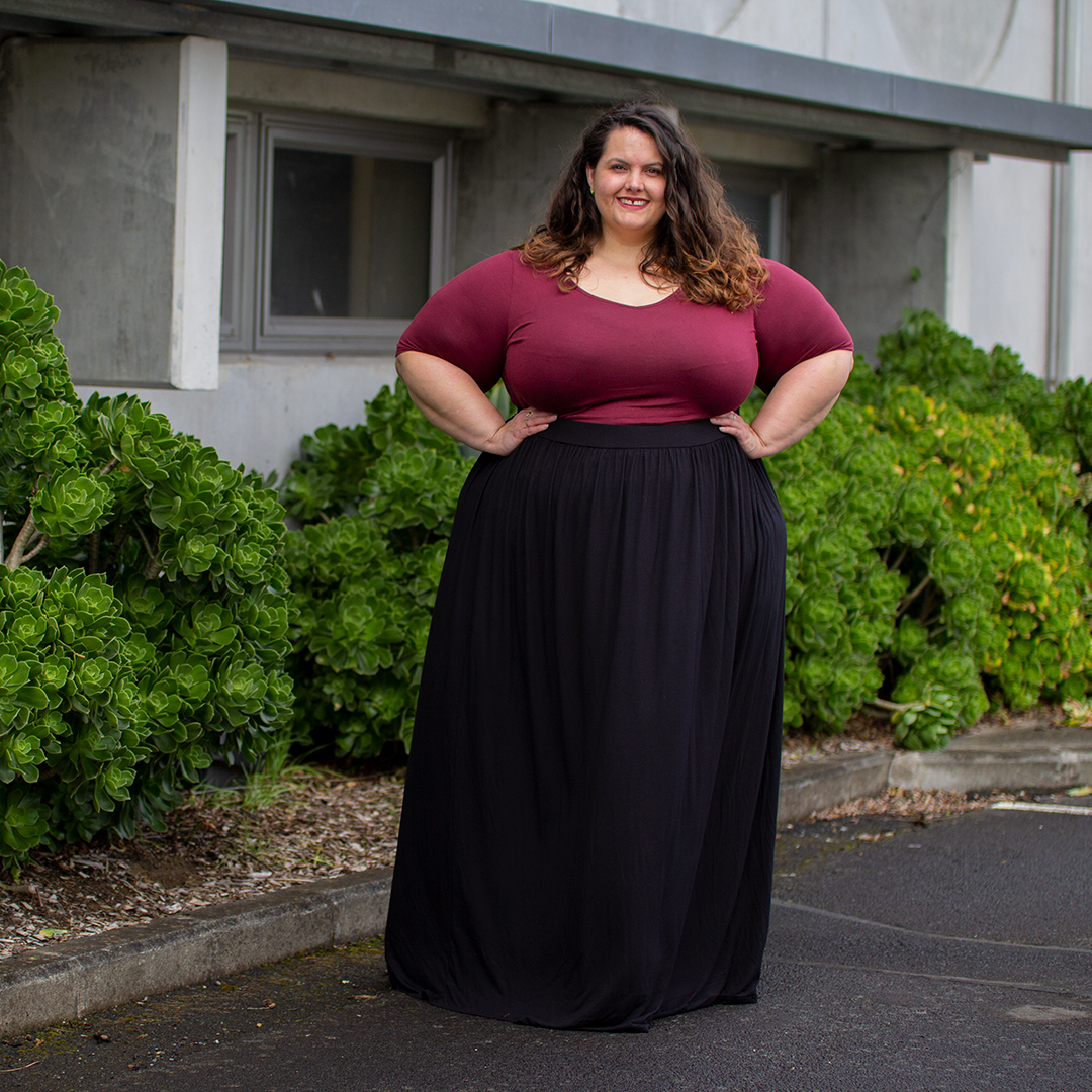 New Zealand plus size fashion blogger Meagan Kerr wears wine coloured Torrid tee and black boohoo Plus Floor Sweeping Jersey Maxi Skirt with Ziera Mason Sandals