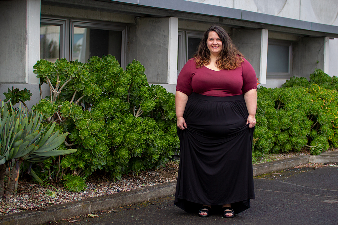 New Zealand plus size fashion blogger Meagan Kerr wears wine coloured Torrid tee and black boohoo Plus Floor Sweeping Jersey Maxi Skirt with Ziera Mason Sandals